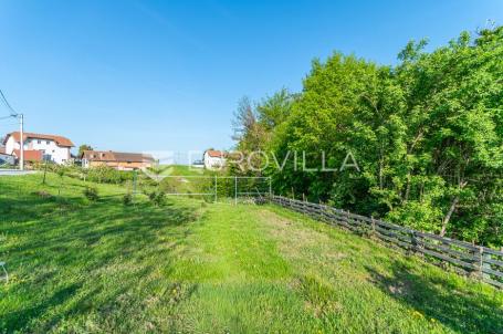 Beretinec, zemljište okruženo zelenilom površine 1245 m²