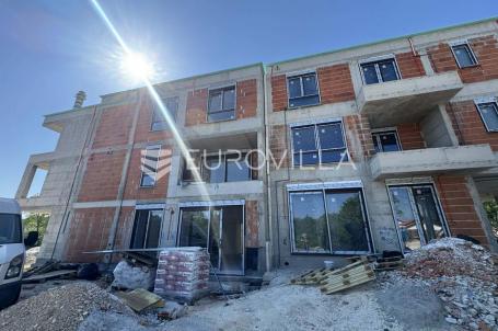 Istra, Pula, stan u prizemlju s vrtom, moderna novogradnja