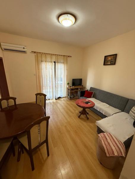 Na prodaju dvosoban stan 47 m² + 2 terase – Baošići, Herceg Novi (300 m od plaže)