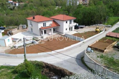 Matulji, Mučići, moderna dvojna kuća s bazenom i velikom okućnicom 711 m², četverosoban stan 212 m²