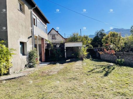 Šibenik, Gračac, maison 361m2, parcelle 335m2, 2 locaux commerciaux, à rénover