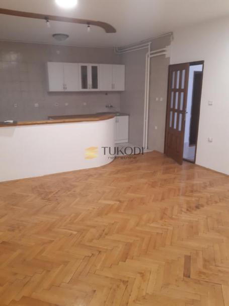 Izdavanje kuće za poslovni prostor 303m2 - Telep
