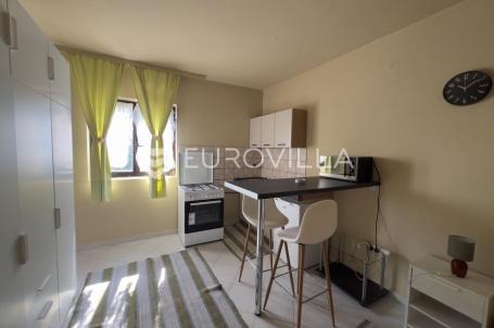 Istra, Poreč okolica, prostrani stan podijeljen u 3 studio apartmana na mirnoj lokaciji