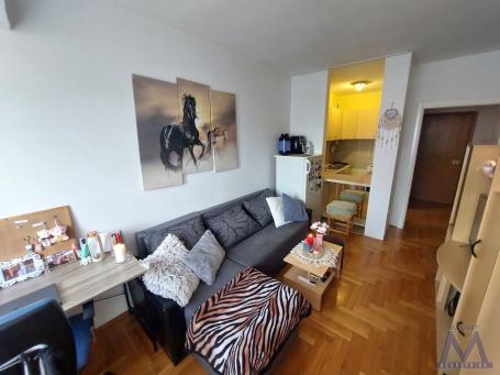 Novi Sad - Ćirpanova, izdaje se jednoiposoban stan od 37m2, drugi sprat, lift, terasa, kompletno nam