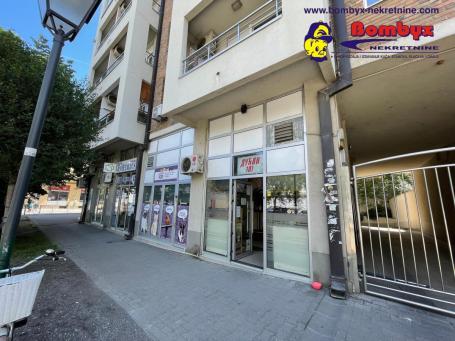 Izdaje se ulični lokal 40m + galerija 20m Centar Socijalno