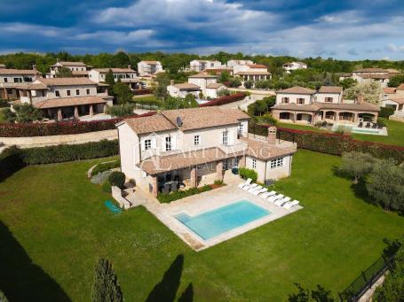 Poreč, okolica - Prostrana rustikalna vila s bazenom na mirnoj lokaciji