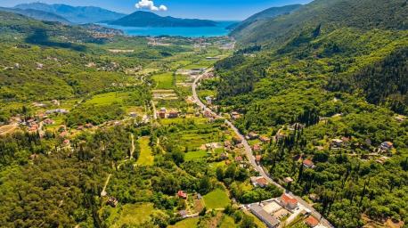 Urbanizovan atraktivan plac 1.677 m² – Herceg Novi, 50 metara od magistrale