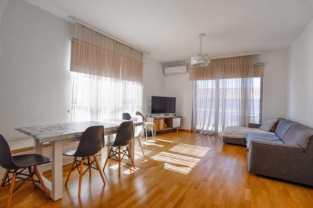 Prodaja opremljenog trosobnog stana 94 m² – Bečići, Budva