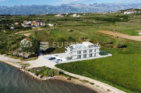 Luksuzni apartman s bazenom i vrtom, prvi red do mora, Rtina Ražanac, S1