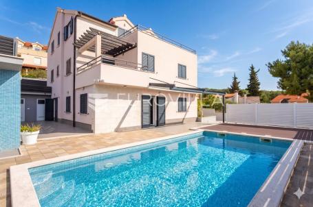 Milna, uvala Osibova, kuća s bazenom i pogledom na more ukupne površine 318 m²