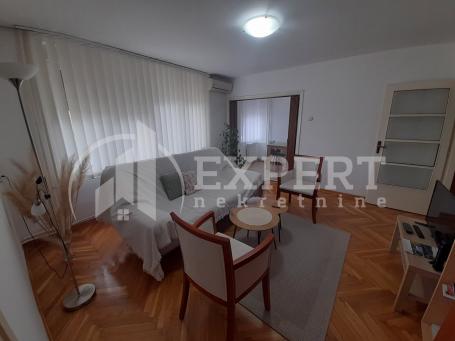 Izdaje se dvoiposoban stan u strogom centru, nadomak pešačke zone, 54m2, cg