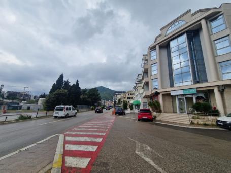 Dvosoban stan sa parking mestom kod pumpe i 300m od mora, Budva