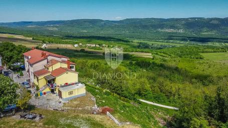 Motovun, okolica, simpatična kuća sa čarobnim pogledom!