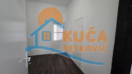 Izdaje se stan - poslovni prostor u centru, prekoputa Haba, na uglu