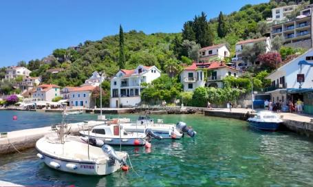 Dva jednosobna stana na prvoj liniji uz more na unikatnoj lokaciji, Rose, Luštic