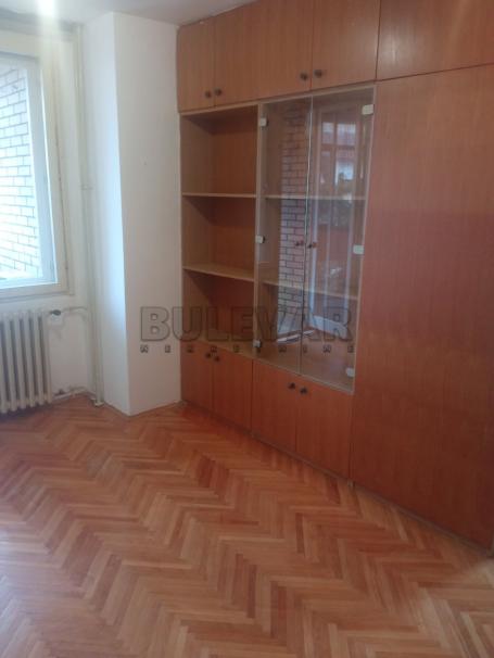 Izdaje se trosoban stan na Trošarini, 75m2, na petom spratu