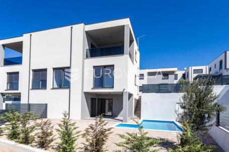 Vodice, moderna dvojna kuća s bazenom, novogradnja 169,89 m²