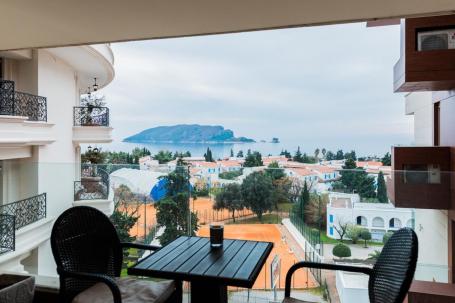 Luksuzno opremljen jednosoban stan sa pogledom na more i garaznim mestom-Budva (izdavanje na duzi pe
