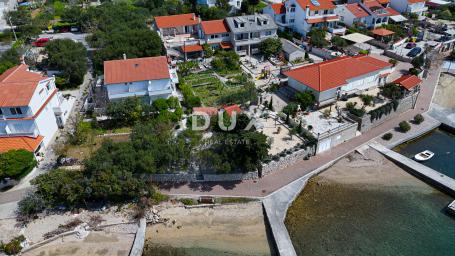 OTOK RAB, BARBAT - Samo 25m od mora, samostojeća kuća sa 6 apartmana, garažom i uređenom okućnicom