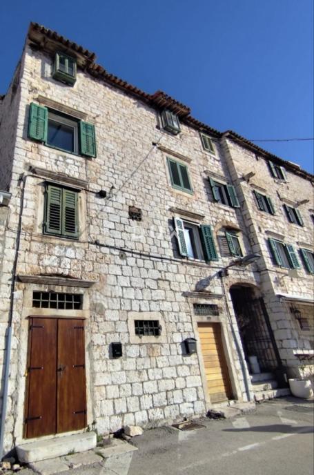 ŠIBENIK, RIVA - Povijesna kamena kuća uz more s poslovnim prihodom