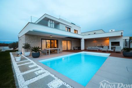  PRIVLAKA -ZADAR  .700 METARA OD MORA  LUKSUZNA VILA SA BAZENOM . 
