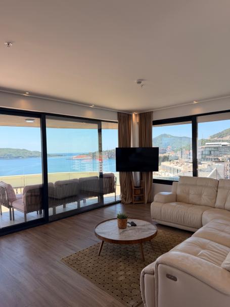 LUKSUZAN PENTHOUSE SA 360° POGLEDOM NA MORE -PRVA LINIJA MORA