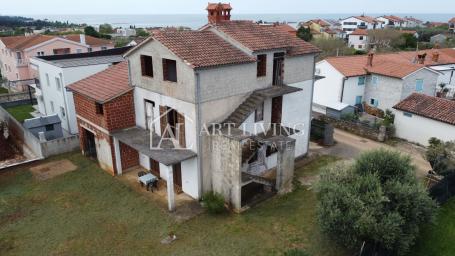 Umag, okolica - kuća za renovaciju sa 3 stana + kamena kuća, prilika za investitore