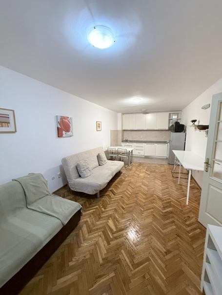 Dvosoban namesten stan od 80m² na atraktivnoj lokaciji u Bečićima