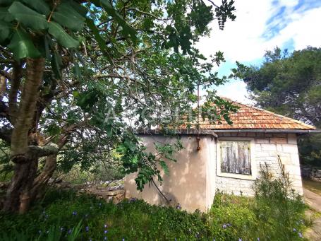 Šolta, Nečujam- građ. zemljište u centru mjesta, 8000m2, PRODAJA
