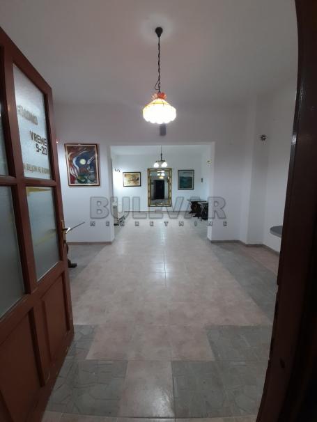Izdaje se poslovni prostor, 90m2, kod Banovine