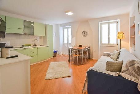 Rovinj!Centar!Stan s pogledom na more!