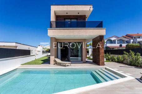 Vodice, luksuzna vila s bazenom, novogradnja, parcela 480 m²