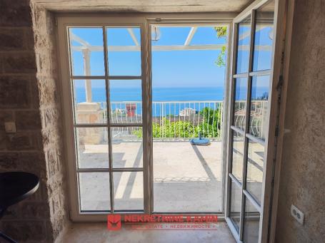 Renovirana trospratna kuća sa pogledom na more, Budva, Reževići