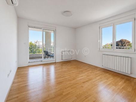 Najam, Kruge, trosoban stan-poslovni prostor 95m2, parking, lift