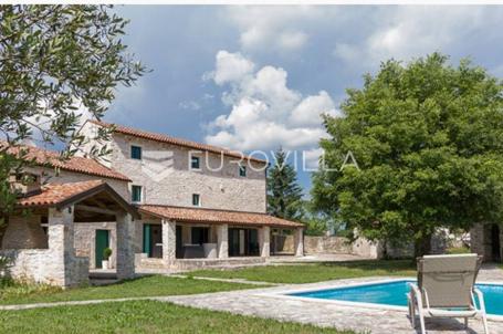 Barban, prekrasna kamena vila s velikim bazenom i 19000 m² zemljišta, uz mogućnost gradnje