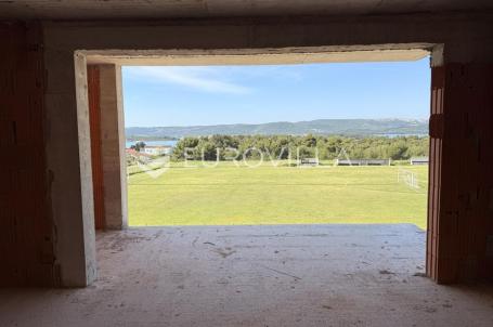 Zadar, Turanj, troetažni luksuzni stan s krovnom terasom, pogledom na more i neto površine 139,89