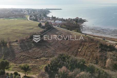 Novigrad, Dajla, kompleks građevinskih zemljišta 23965 m² 100 m od mora, idealno za stambeni projekt