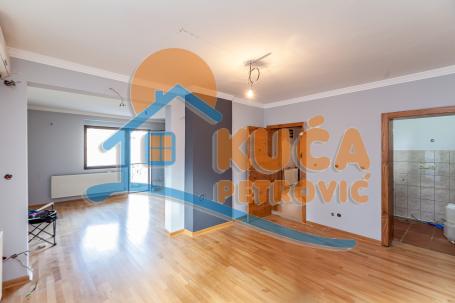 Renoviran  trosobni  stan  u  centru, II  sprat, 103 m2  plus  dodatni  prostor  u  suterenu  i  na 
