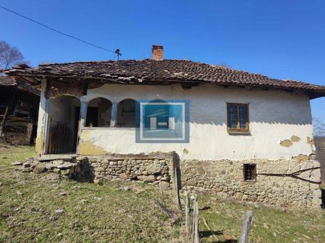 Staro autentično Srpsko ognjište sa 4 hektara zemlje u blizini manastira Kalenić Rekovac