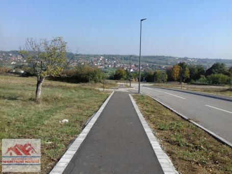 PLAC 8,3 ARA NA DENINOM BRDU STRUJA, VODA I KANALIZACIJA, GAS, ASFALT, KOD VOJNIH ZGRADA–45.650 E