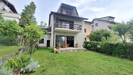 Prodaja, Maksimir, Barutanski brijeg, dvojna kuća 230 m2, parking