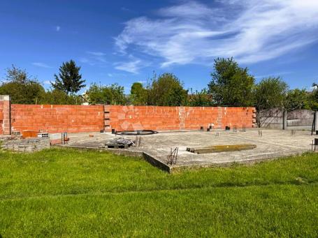 Prelog - građevinsko zemljište 382 m² s projektom i započetim temeljima