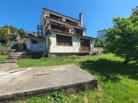 OPATIJA, MATULJI - Kuća s 4 stana i puno potencijala okružena obiteljskim kućama i zelenilom