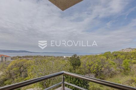 Novi Vinodolski, dvosobni stan od 54 m² s prekrasnim pogledom i potkrovljem od 30 m²