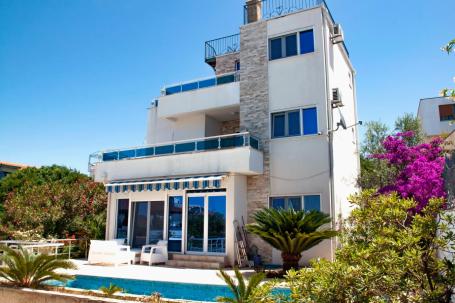 Dreistöckiges haus mit pool und garage – nur 100 m vom meer entfernt (Utjeha Mon