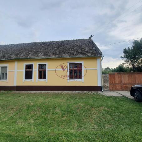 Srbobran, Turija, Manja salonska kuća sa ekonomskim objektima