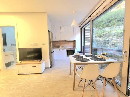 Prodaja jednosobnog stana 41m² sa garažom – Rafailovići (200m od mora)