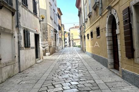 Istra, Poreč, šarmantan stan u starogradskoj jezgri s dvije stambene jedinice