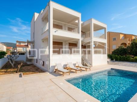 Kaštel Novi – moderna vila s bazenom i krovnom terasom, novogradnja