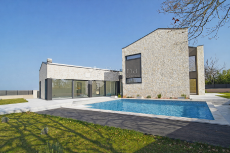 POREČ - JEDINSTVENA VILA S 4 SPAVAĆE SOBE I BAZENOM